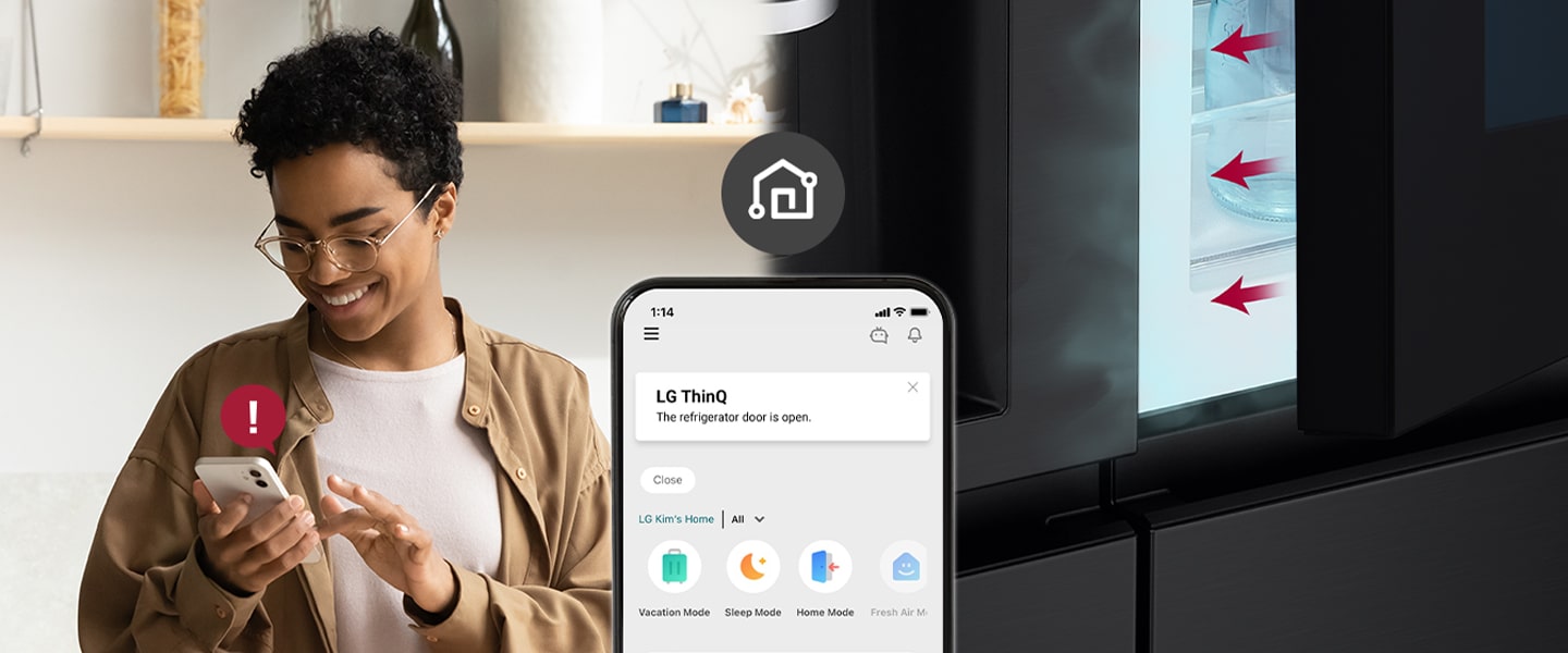 Links een vrouw die naar haar smartphone kijkt. Rechts is de koelkastdeur opengelaten. Telefoonscherm toont meldingen van LG ThinQ-app en Wi-Fi-pictogram.