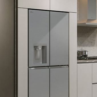 Modern keukeninterieur met InstaView koelkast.