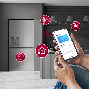 Modern keukeninterieur met InstaView koelkast.