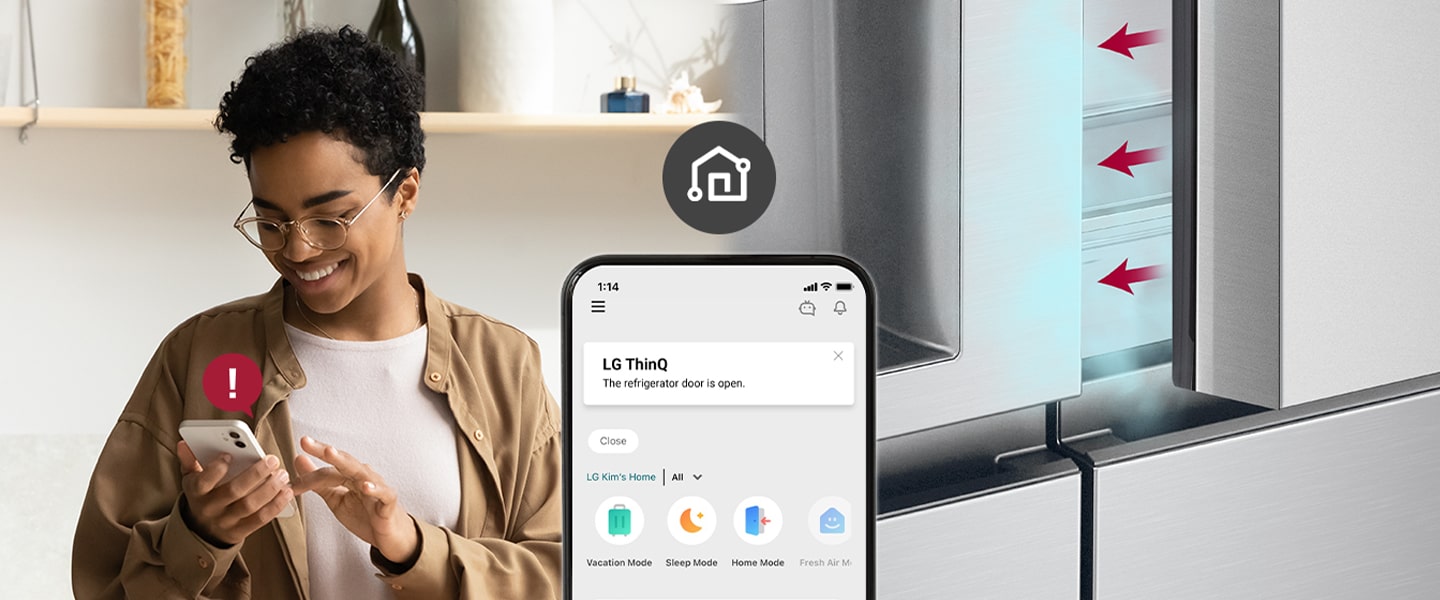 Links een vrouw die naar haar smartphone kijkt. Rechts is de koelkastdeur opengelaten. Telefoonscherm toont meldingen van LG ThinQ-app en Wi-Fi-pictogram.