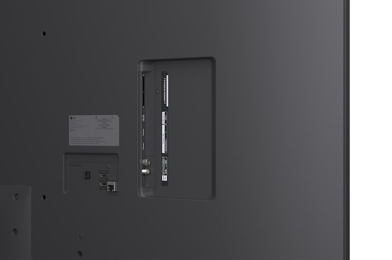 Close-up van een LG TV-scherm waarop te zien is hoe AI Search werkt. Er wordt een klein chatscherm geopend dat weergeeft hoe de gebruiker heeft gevraagd voor de beschikbare sportwedstrijden. AI Search reageert via chat en via miniatuurafbeeldingen van verschillende beschikbare inhoud weer te geven. Er wordt ook gevraagd om het aan Microsoft Copilot te vragen. 