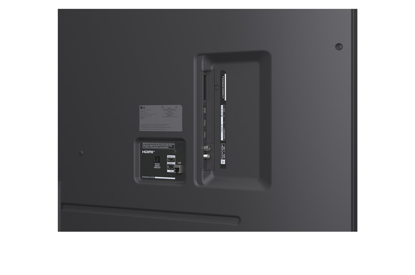 Close-up van een LG TV-scherm waarop te zien is hoe AI Search werkt. Er wordt een klein chatscherm geopend dat weergeeft hoe de gebruiker heeft gevraagd voor de beschikbare sportwedstrijden. AI Search reageert via chat en via miniatuurafbeeldingen van verschillende beschikbare inhoud weer te geven. Er wordt ook gevraagd om het aan Microsoft Copilot te vragen. 