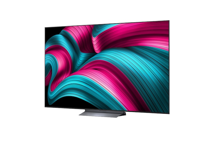 Woonkamerruimte met een aan de muur gemonteerde LG OLED TV. Op de tv is een bergketen te zien tegen een donkere avondhemel vol sterren. Deze scène is in tweeën gedeeld. De ene kant toont een saaiere, grijzere versie van het landschapsgelabelde Non Perfect Black-display. Aan de andere kant is het beeld aangenamer met een groter dynamisch bereik van zwart-wittinten. Dit is gelabeld met Perfect Black-display. Ook logocertificering is zichtbaar, Perfect Black Technology levert zwartniveaus kleiner dan of gelijk aan 0,24 nit tot 500 lux.