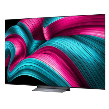 Woonkamerruimte met een aan de muur gemonteerde LG OLED TV. Op de tv is een bergketen te zien tegen een donkere avondhemel vol sterren. Deze scène is in tweeën gedeeld. De ene kant toont een saaiere, grijzere versie van het landschapsgelabelde Non Perfect Black-display. Aan de andere kant is het beeld aangenamer met een groter dynamisch bereik van zwart-wittinten. Dit is gelabeld met Perfect Black-display. Ook logocertificering is zichtbaar, Perfect Black Technology levert zwartniveaus kleiner dan of gelijk aan 0,24 nit tot 500 lux.