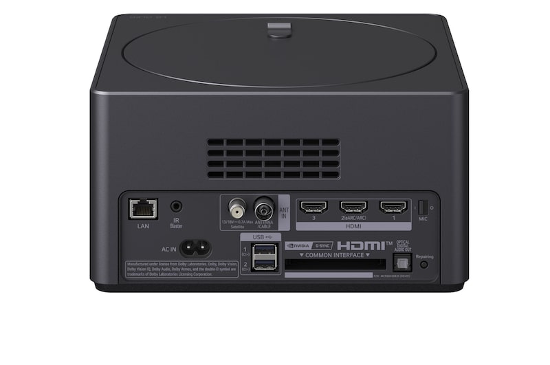 LG AI Magic Remote met de AI-knop gemarkeerd. Daaromheen staan de verschillende functionaliteiten die een gebruiker met de knop kan openen. AI Voice ID, AI Search, AI Chatbot, AI Concierge, AI Picture Wizard, AI Sound Wizard. De tekst legt uit dat de LG AI Magic Remote je AI Experience compleet maakt met een speciale AI-knop en kan worden gebruikt als muis. Gewoon aanwijzen en klikken.