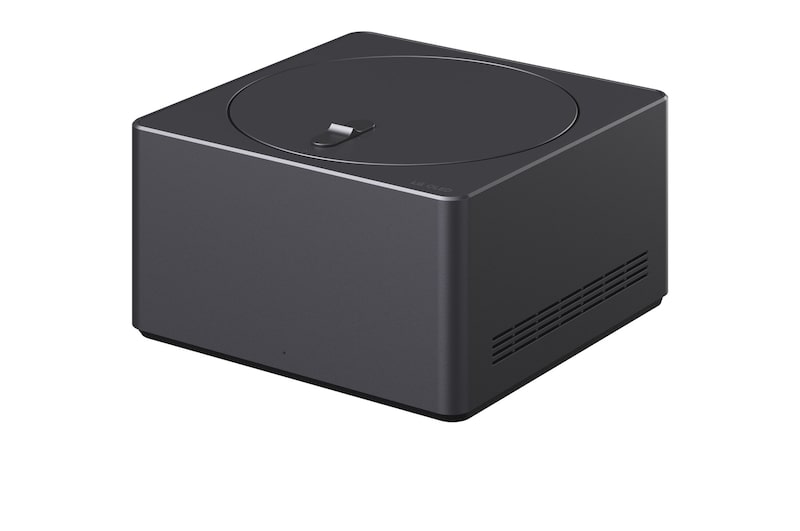 Kleurrijke papegaai in ultrahoge definitie tegen een zwarte achtergrond. Rondom zweven waterdruppels in de lucht. De afbeelding laat Perfecte kleur zien omdat elke verschillende tint op het lichaam van de papegaai helder en levendig is. Verschillende logocertificaten van UL en Intertek zijn zichtbaar. Deze verwijzen naar 100% kleurgetrouwheid en 100% kleurvolume. Tekst is ook zichtbaar: Controleer het Perfecte kleur-keurmerk.