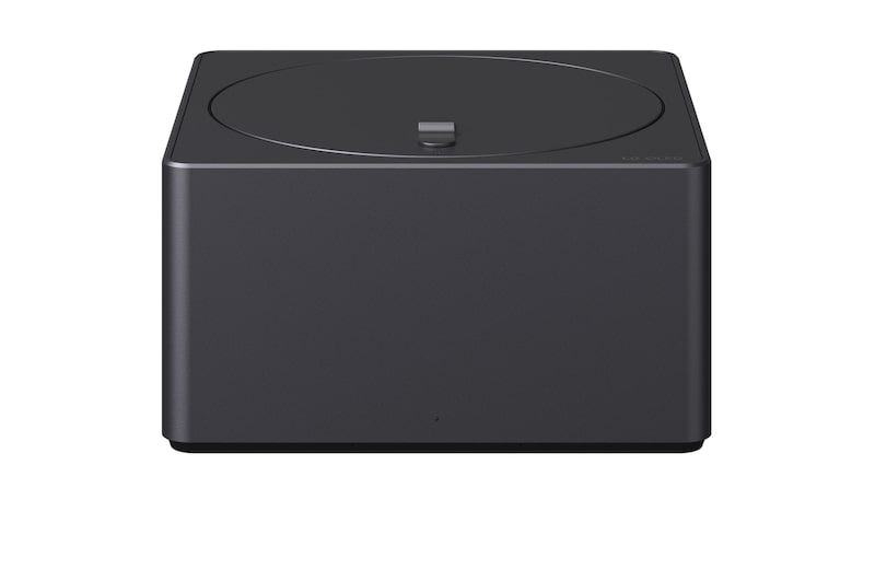 LG TV-scherm met een AI Magic Remote op de voorgrond. De AI-knop is gemarkeerd en een tekstballon toont tekst, stel een film voor die ik leuk vind. Op het scherm zien we het gebruikerspictogram E, dat aangeeft hoe AI Voice ID in staat was om te identificeren welke gebruiker het was en gepersonaliseerde aanbevelingen te geven op basis van alleen hun stem.