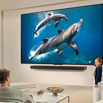 Sci-fi-content wordt afgespeeld op een LG TV-scherm. Op het scherm staat de AI Chatbot-interface. De gebruiker stuurde een bericht naar de chatbot dat het scherm te donker is. De chatbot bood oplossingen voor het verzoek. De hele scène is ook in tweeën gesplitst. De ene kant is donkerder, de andere kant lichter, wat laat zien hoe de AI Chatbot het probleem voor de gebruiker automatisch heeft opgelost. Tekst legt uit dat Al Chatbot de gebruikersintentie niet begrijpt en geeft mogelijkheden voor het oplossen van het probleem.
