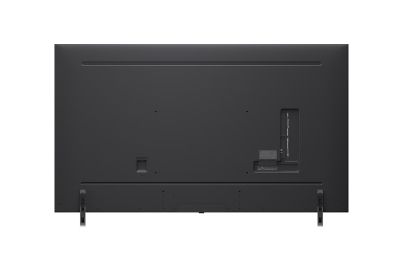 Een meisje en een hond zitten voor een LG QNED TV die aan de muur bevestigd is en waarop drie olifanten te zien zijn die boven een LG Soundbar naar buiten lopen. De titel bespreekt hoe elke actie nog spannender wordt op en gigantisch scherm.