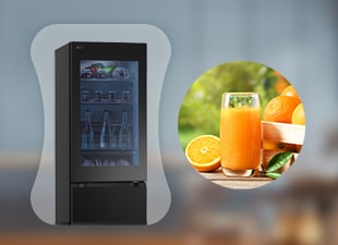 Afbeelding van een koelkast in een keuken met warme gele tinten.