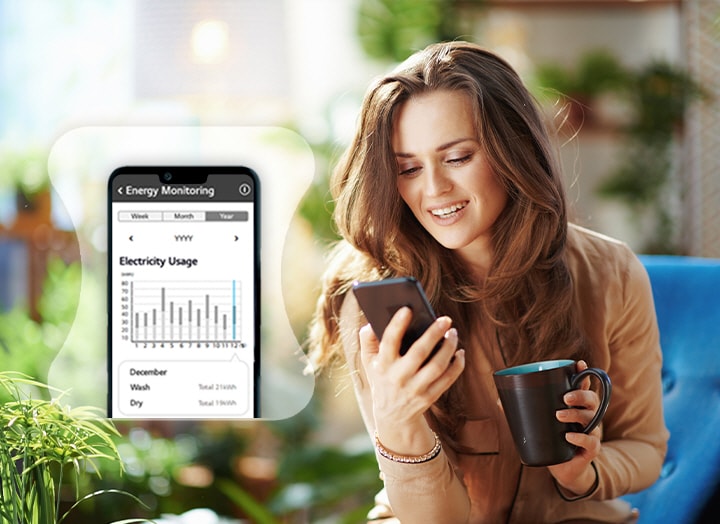 Een vrouw die haar energieverbruik monitort via een ThinQ-app