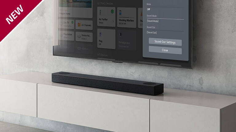 Een LG TV opgehangen aan de muur, met het instelscherm van de soundbar. Hieronder is de LG Soundbar S95QR op de plank geplaatst. In de linkerbovenhoek staat NEW mark.