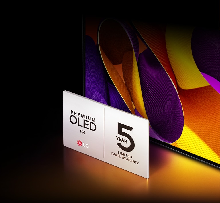 alt="De onderhoek van de LG OLED evo G4 vanuit het bovenaanzicht met het logo voor 5 jaar garantie. Op de tv is een paars en oranje abstract kunstwerk te zien. Kleurrijk licht komt uit de televisie en reflecteert op de vloer."