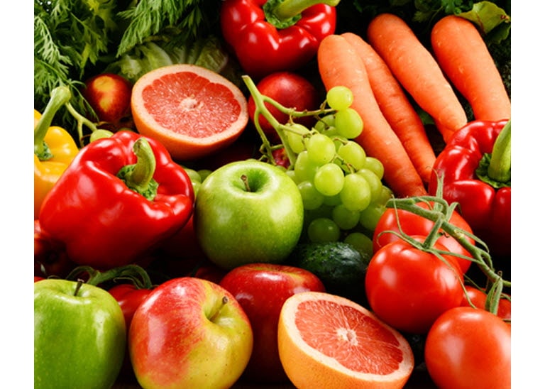 Een selectie van vers, bont gekleurd fruit en groenten.