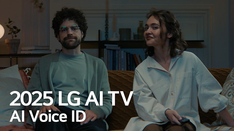 We zien een titel: 2025 LG AI TV, Al Voice ID. Een man en een vrouw met een afstandsbediening van een tv zitten op een bank.