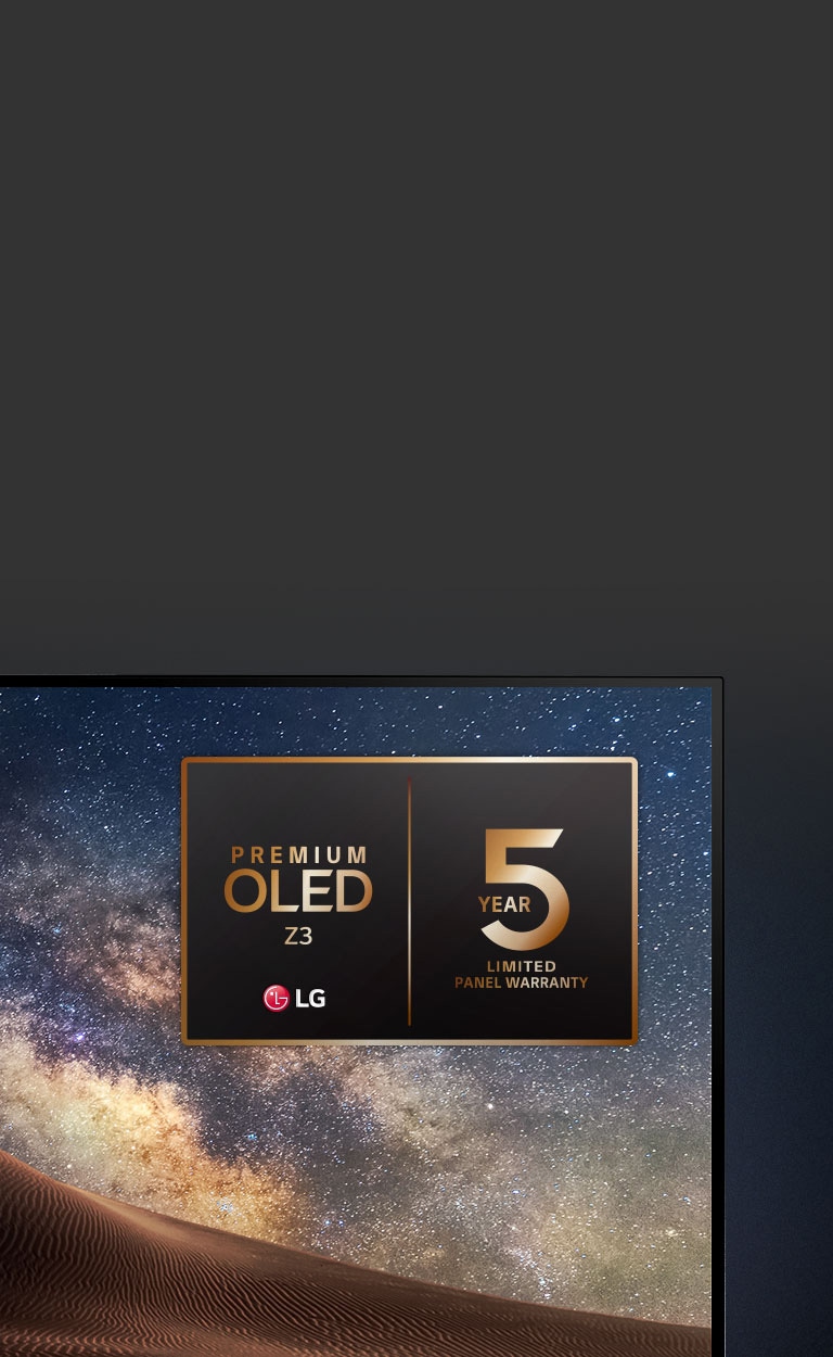 Een beeld van het Noorderlicht wordt weergegeven op een LG OLED TV. De bovenste hoek van de tv wordt getoond tegen een zwarte achtergrond, waar een hemelachtige gradatie zich voortzet. Het logo van de 5-jarige paneelgarantie wordt ook op het tv-scherm weergegeven.