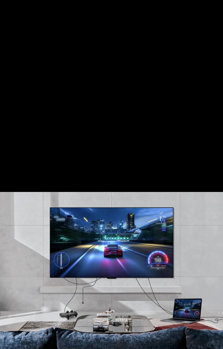LG SIGNATURE OLED M4 hangt aan een muur in een huiskamer en een gamesconsole en laptop zijn verbonden met warrige kabels in de ruimte. De console en laptop verdwijnen uit beeld en komen weer terug in beeld, netjes georganiseerd met een Zero Connect Box op een tafel. Er verschijnt een rood wifisignaal, een rode straal gaat naar de tv en rode cirkels worden uitgestoten.