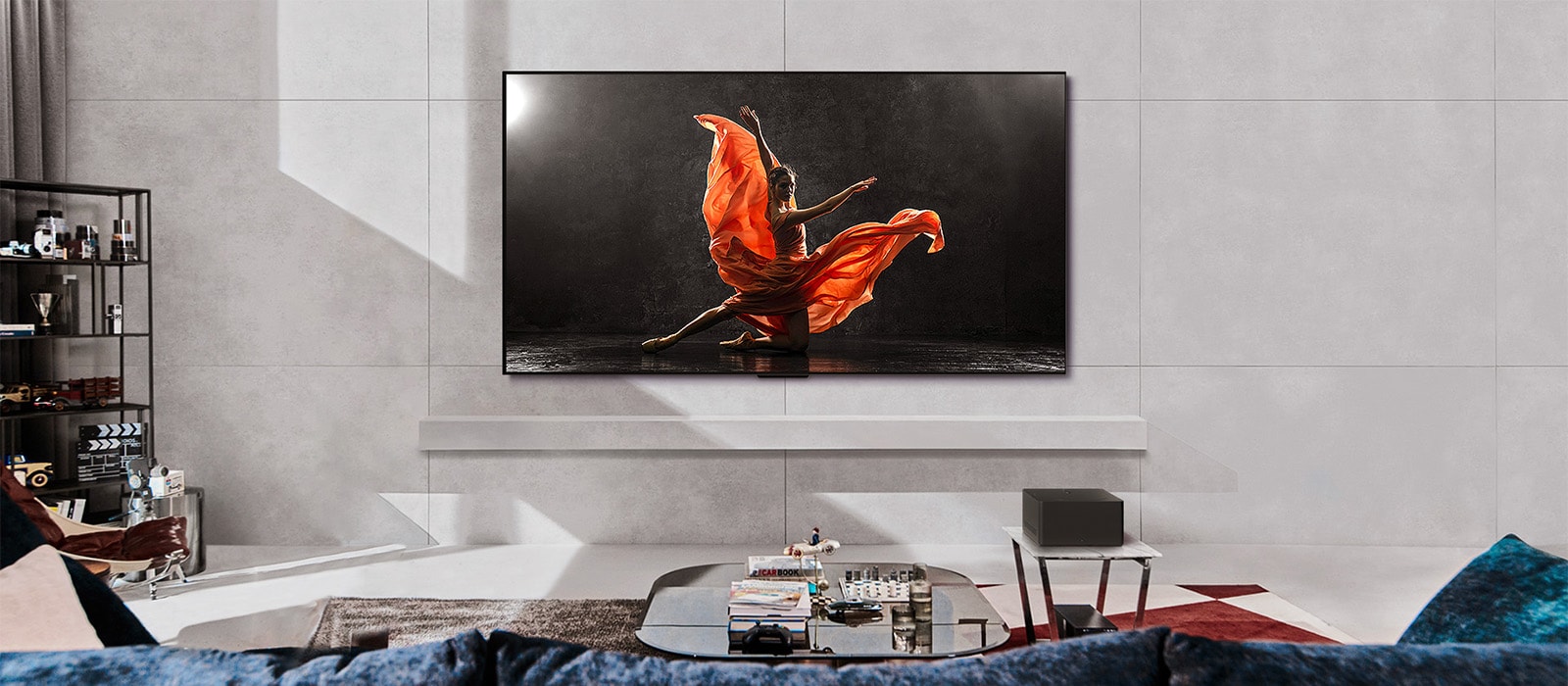 LG SIGNATURE OLED M4 en LG Soundbar in een moderne woonruimte overdag. Een schermafbeelding van danser op een donker podium wordt weergegeven met het ideale helderheidsniveau.