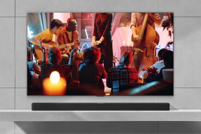 Een gezellig concert wordt afgespeeld op het scherm in een huiskamer. Het WOW Interface-menu verschijnt als overlay en de gebruiker navigeert naar de Sound Bar-instellingen met Magische afstandsbediening.