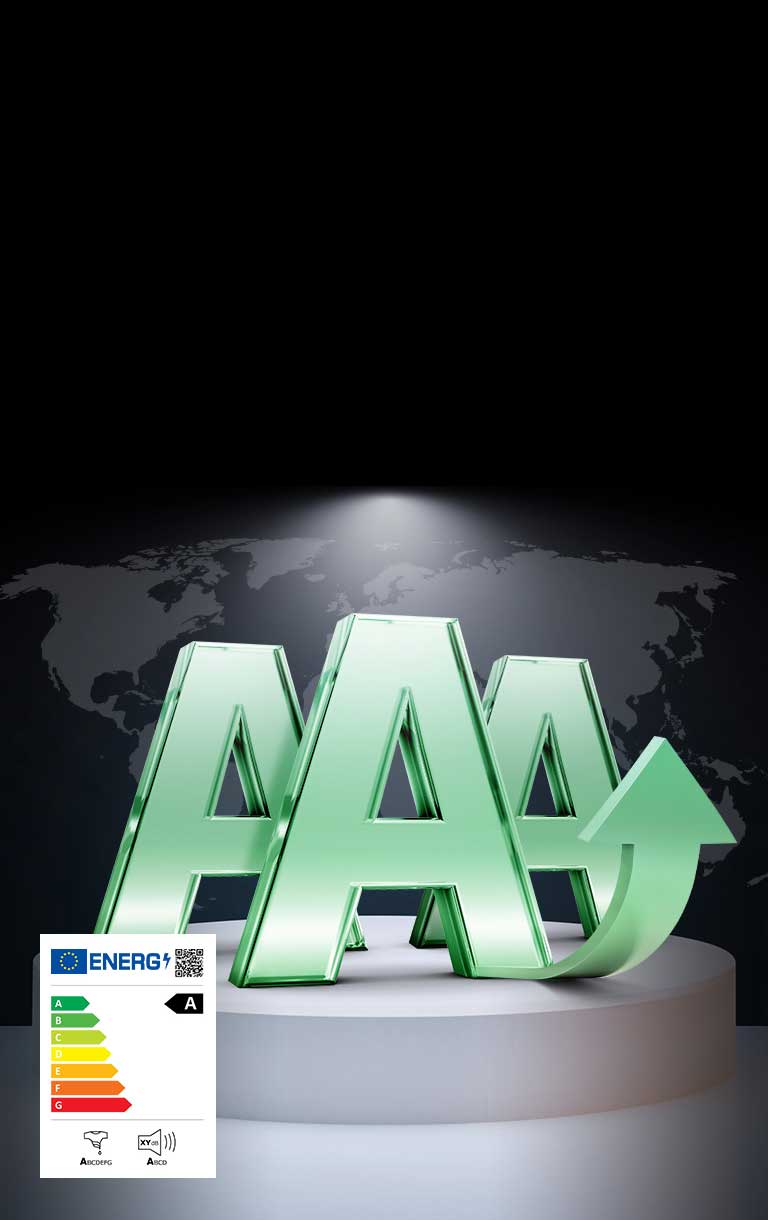 De achtergrond toont een kaart van de wereld in zwart en grijs. Op de voorgrond staat een groene hoofdletter A op een podium. Aan weerszijden van de A staan nog twee groene A's en een pijl komt uit de onderkant. De drie A's staan voor de energie-efficiëntie van klasse A van het product. Een staafdiagram linksonder met het ENERGIE-label heeft een pijl die wijst naar het hoogste groene niveau.