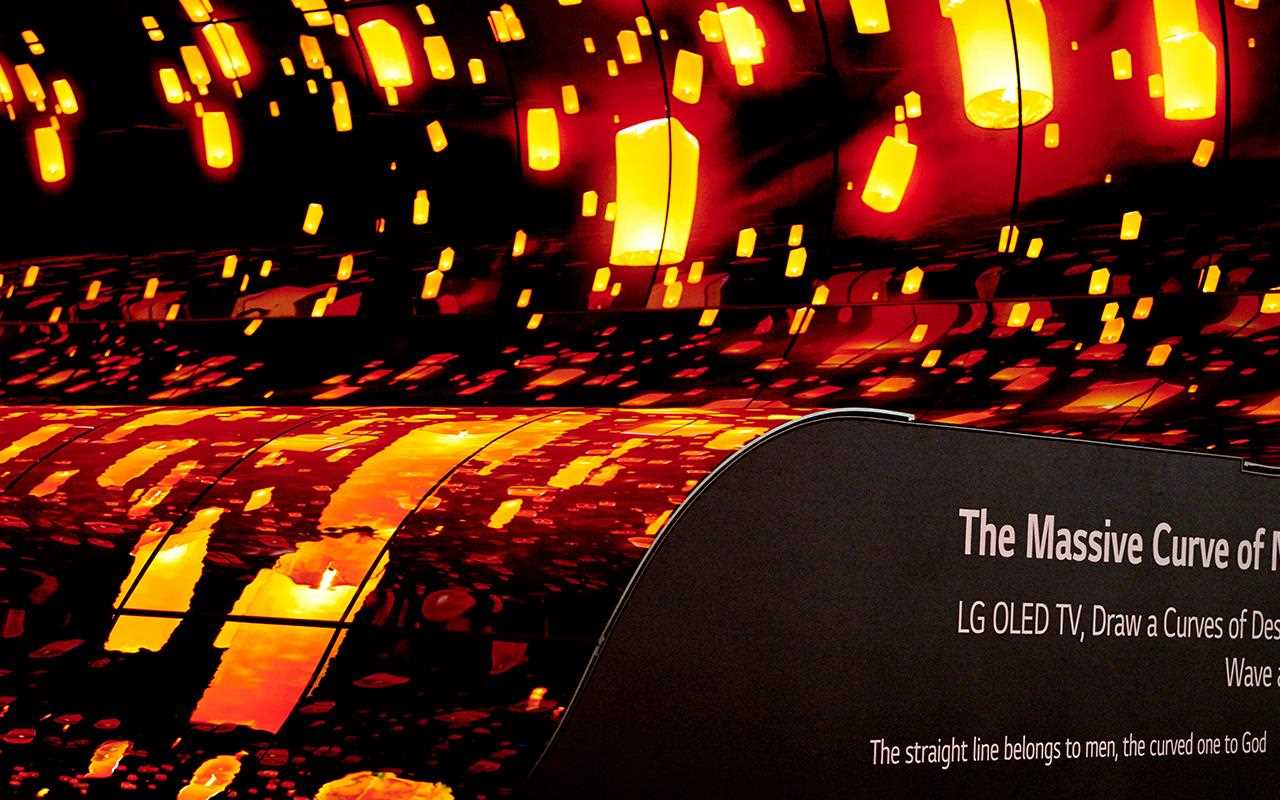 <img class="js-lazy-image lazy" src="/nl/lg-experience/images/inspiration/2019/ifa-highlights/ifa-2019_lg-magazine_ifa-highlights_sub-img4.jpg" alt="Floating lanterns were one of the many scenes at the OLED Falls exhibit at IFA 2019 | More at LG MAGAZINE">