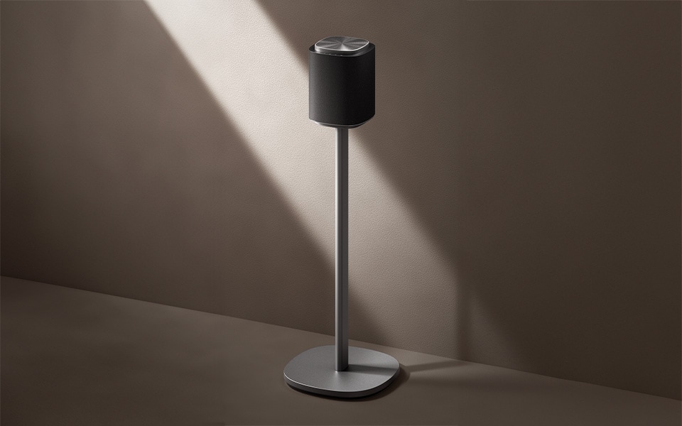 Sound Suite M7 is geplaatst op de vloerstandaard FS M-71.