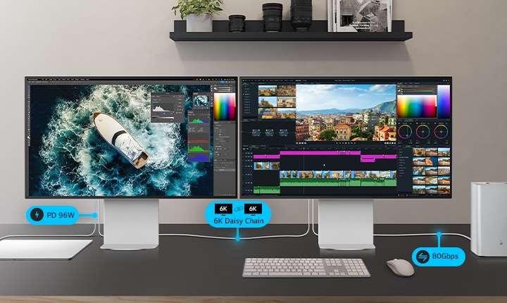 Twee identieke UltraFine-monitoren met programmaschermen staan naast een laptop en een opslagapparaat, met elkaar verbonden via kabels, wat de multiconnectiviteit laat zien.
