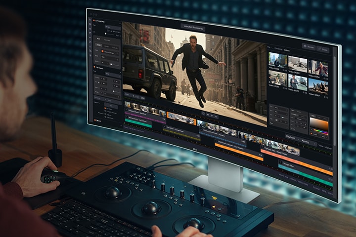 Een man werkt met een videobewerkingsprogramma op een UltraFine-monitor.