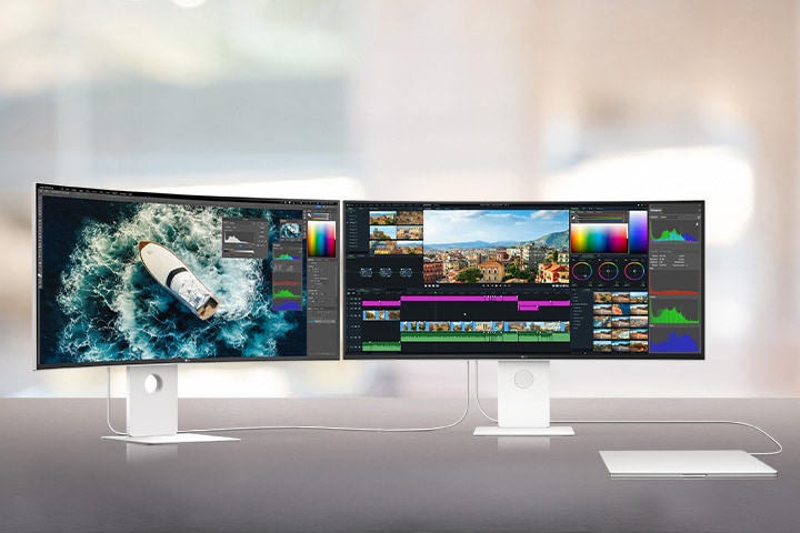 Twee UltraFine-monitoren staan ​​naast elkaar en zijn met elkaar verbonden via een laptop. Het werkstation laat zien hoe naadloos alle apparaten met elkaar verbonden zijn.
