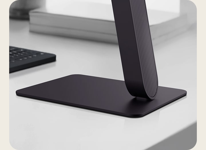 Close-up van de LG UltraGear monitorstandaard op een modern bureau.