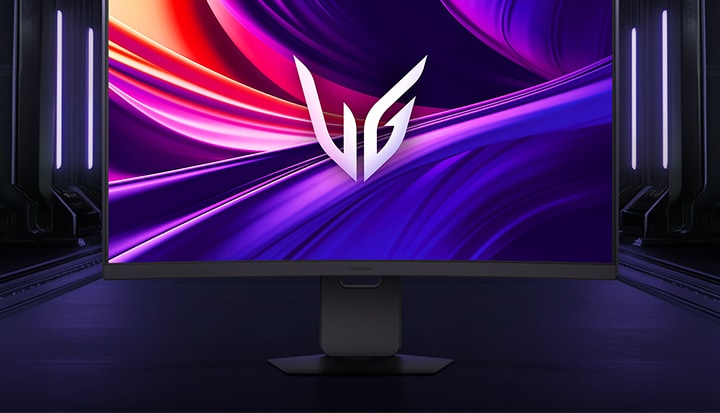 Vooraanzicht van de LG UltraGear™ 37G800A gaming-monitor op zijn zeshoekige voet, in een futuristische, met neon verlichte gang. Het scherm toont opvallende paarse en rode wervelingen met het UltraGear-logo in het midden.