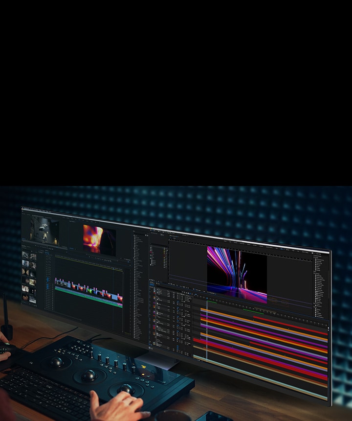 Video-editor met behulp van de LG UltraWide-monitor om te werken aan een volledige videotijdlijn met professionele bewerkingsfuncties.