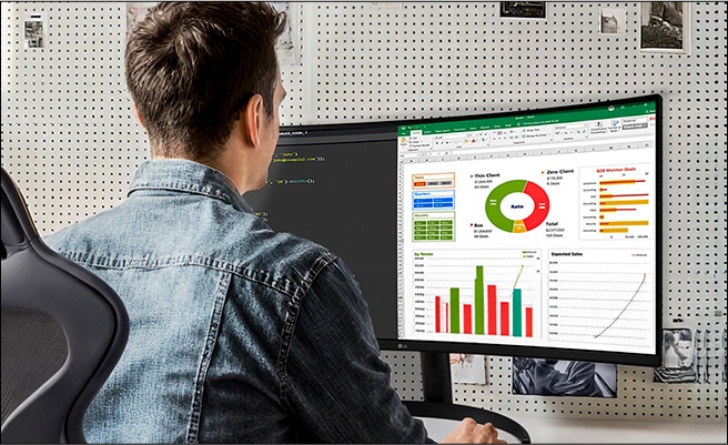 Dos fotos que muestran diferentes vistas de un pequeño apartamento tipo estudio organizado con una configuración de monitor LG UltraWide.
