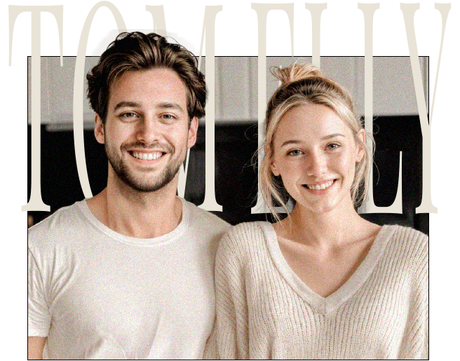 Een glimlachend stel, een man en een vrouw, omhelzen elkaar en kijken recht vooruit.	