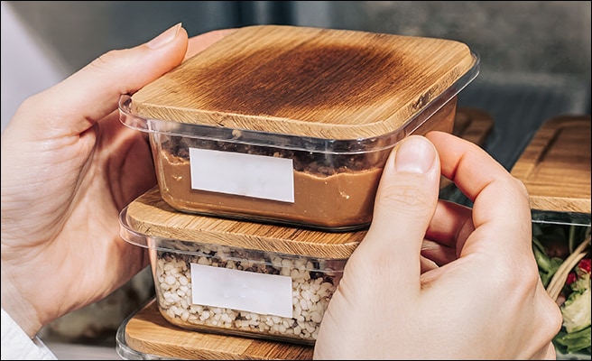 Twee beelden van de binnenkant van een koelkast gevuld met ingrediënten en een stel dat in de keuken kookt