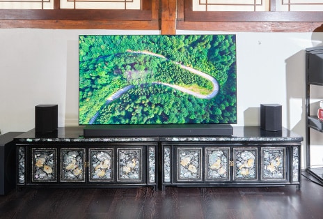 TV is geplaatst in een woonkamer.