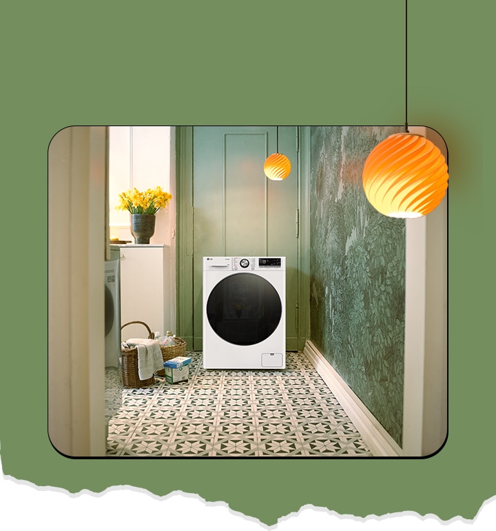 De wasmachine staat vooraan, met een gele bloemenmand en een wasmand ernaast.	