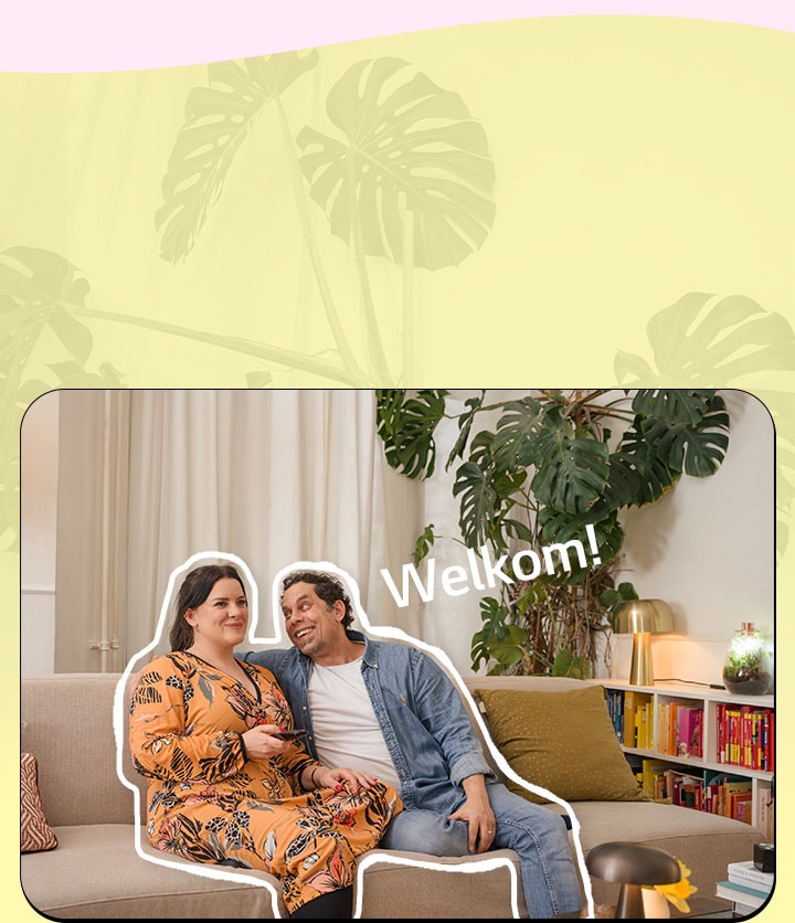 Het stel zit op de bank tv te kijken.	