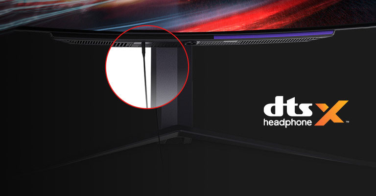 The 4-pole headphone cord is connected to the monitor.