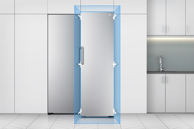 Se muestra la vista frontal del refrigerador en una cocina. Un cuadrado azul en el borde del refrigerador con flechas indica cómo se adapta a la perfección a una cocina estándar.