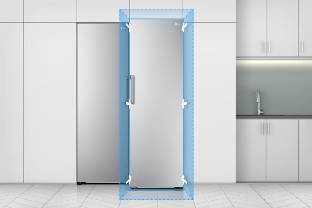 Vista frontal del refrigerador en una cocina, con un cuadrado azul y flechas mostrando su ajuste perfecto.