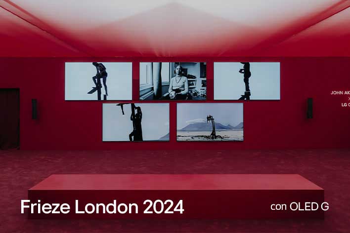 Sala roja con varias LG OLED G que muestran obras de arte.