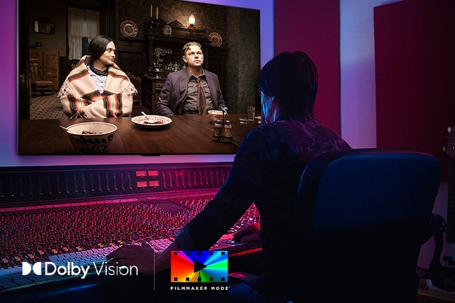 Un director frente a un panel de control editando la película "Killers of the Flower Moon" en un televisor LG OLED. En la parte inferior izquierda, el logotipo de Dolby Vision y el logotipo de FILMMAKER MODE™.