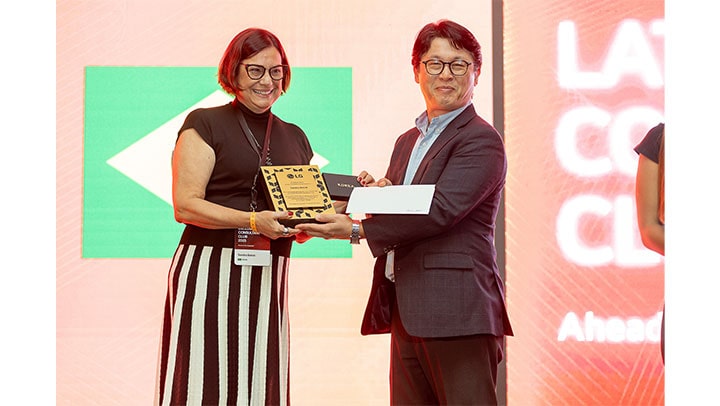 En foto Ingeniera Sandra Botrel de Brasil y Sr. Salomón Kim Presidente del LG Panamá