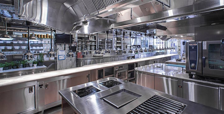 Para garantizar un buen confort y calidad de aire en cocinas y restaurantes con sistemas de aire acondicionado comercial, es esencial considerar los siguientes factores: