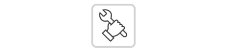 Una llave de tubo en la mano de una persona.