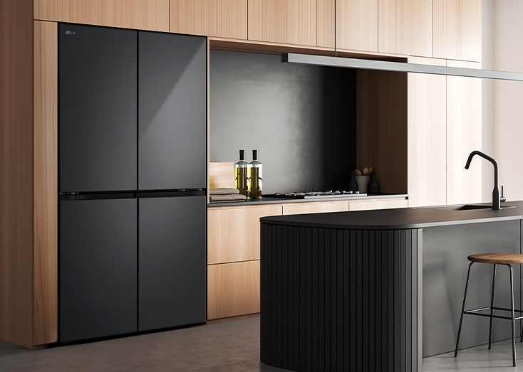 Interior de cocina moderna con la nevera.