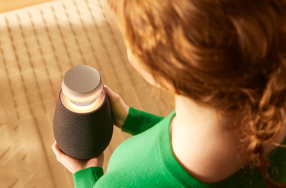 Imagen de LG XBOOM 360 XO2T en Lifestyle.