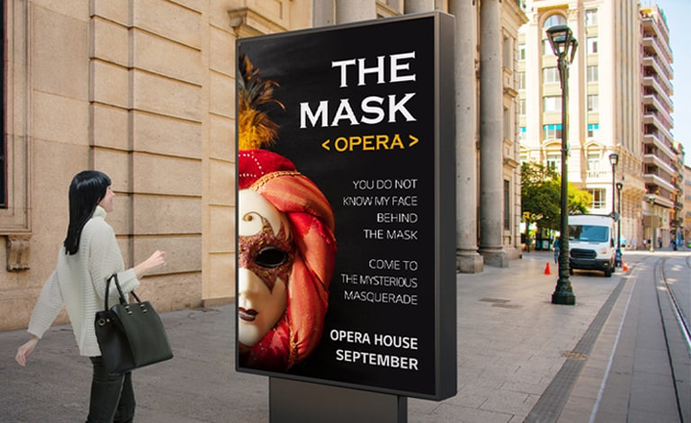 Una pantalla tan alta como una persona está instalada a la altura de los ojos en la calle, y una mujer que pasa caminando está mirando un anuncio de ópera con calidad de imagen clara en la pantalla de la pantalla.
