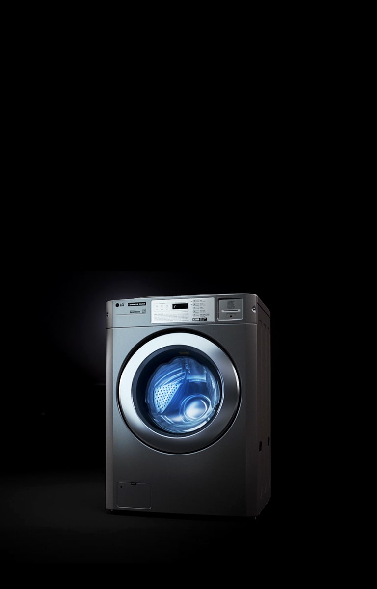 La imagen de la singular máquina LG Commercial Laundry está iluminada por un foco sobre un fondo oscuro.